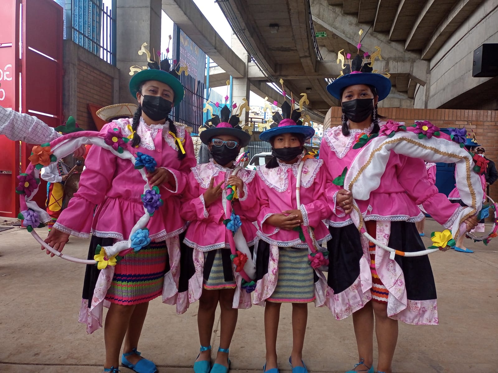 El colectivo coreográfico infantil San Juan Bosco fue una de las agrupaciones que abrió el desfile del Canto a la Tierra, entre sus integrantes están: Liliana Burbano, Danna Moran Jennifer Cuesta y Verónica Burbano, quienes desarrollaron la iniciativa Don Bosco un homenaje a la Michita linda.  